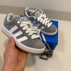 Grå adidas campus 00s 35 - Gråa Adidas campus 00s (Helt nya med prislapp aldrig använda) // Storlek 35 1/2 Låda ingår, || pris kan diskuteras | Skriv vid minsta fråga eller fundering💯🤝