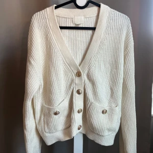 Stickad kofta från HM! - Jättesöt stickad kofta från hm! Använd men absolut inte sliten! Köptes i höstas❣️ stl S! Köparen står för frakt🚚❤️