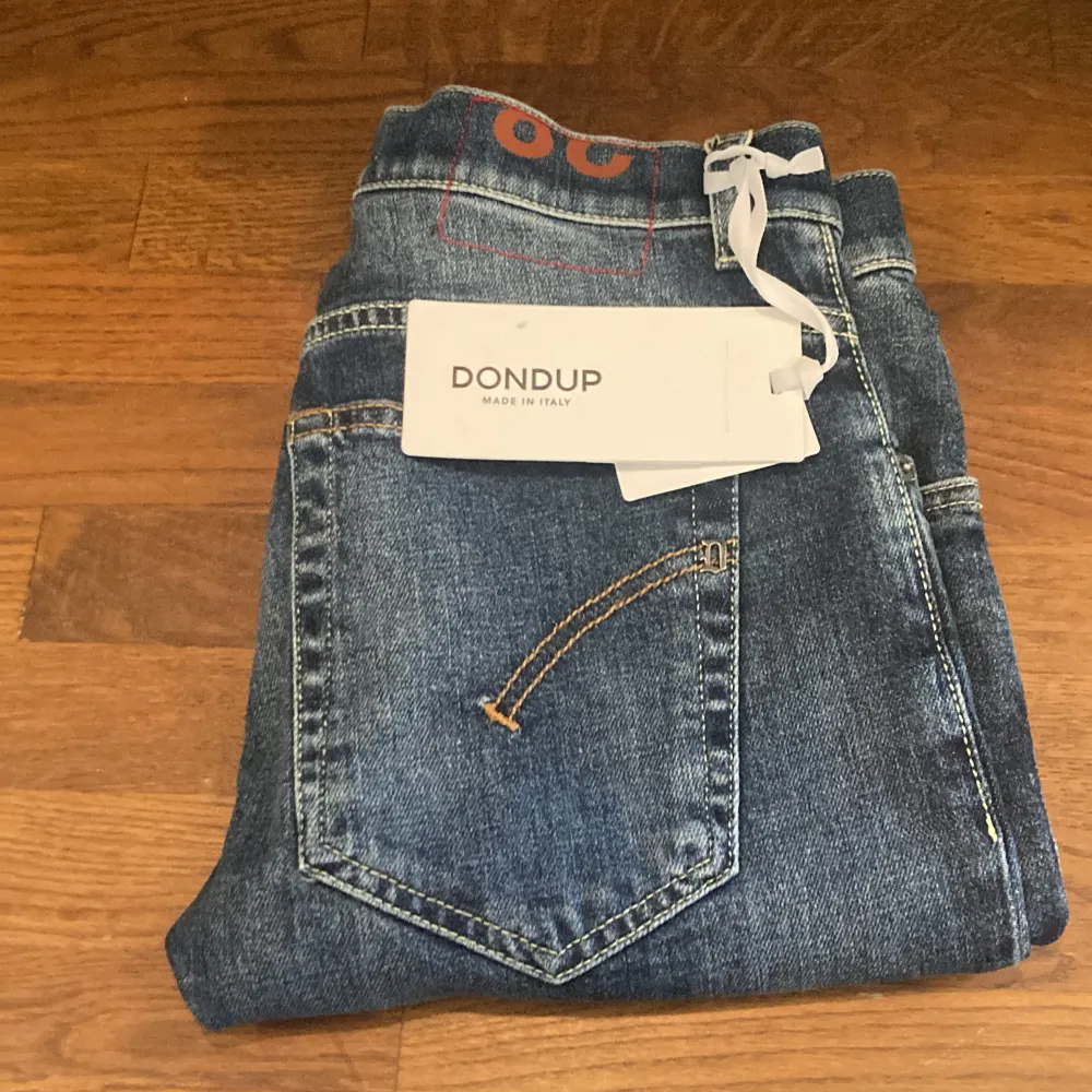 Snygga blå jeans från Dondup med knappgylf och klassisk femficksdesign. Jeansen har en stilren look med subtila detaljer och en liten metalllogga på bakfickan. Perfekta för en avslappnad stil. Priset är inte fast . Farkut & Housut.