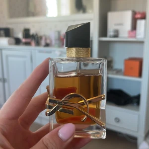 Ysl parfym  - Super god parfym från yes saint lauren, den är i 50 ml och inte mycket använd som man kan se på bilden!
