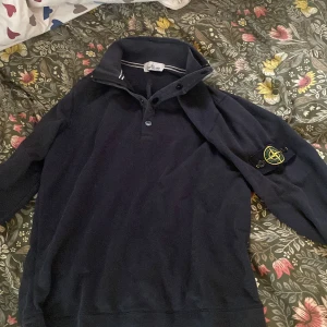 Stone island quarter zip med knappar - Riktigt snygg stone island quarter zip med både dragkedja och knappar, inga defekter. Självklart äkta men har inget äkthetsbevis tyvärr, därav priset. Självklart är priset diskuterbart vid snabb affär