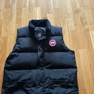 CANADA GOOSE - Den är i väldigt bra skick o inte använd så mycket, den klarar kallt väder bra den är perfekt för hösten.  Den är l men för dig med medium passar den bra har själv large o den passar bra. 