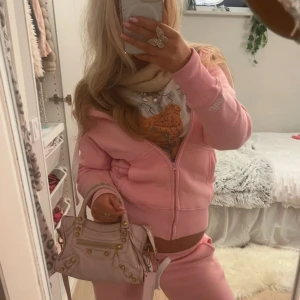 Russemerch rosa hoodie  - Sååå snygg hoodie ifrån russemerch!!💖💖💖 strl xxs säljer pga har två likadana, nypris 749kr