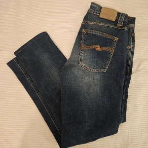 Mörkblå jeans från Nudie Jeans - Snygga mörkblå jeans från Nudie Jeans👖.|Storlek 30/34 men uppsydda till 30/32.📏|Modell Lean Dean (slimfit)| Mycket bra skick👑|Pm vid frågor😄