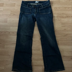 Lågmidjade byxor - Köpte dem begagnat men var tyvärr för korta. Midja: 42                                             Innerbenslängd: 74