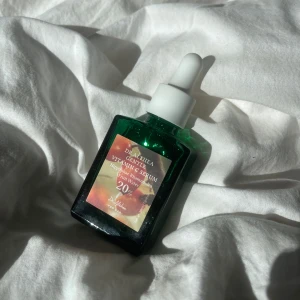 Dr.Althea gentle vitamin C serum - Säljer detta gentle vitamin C serum ifrån Dr.althea! Den var inte riktigt något för mig så säljer vidare! Den ska tydligen vara väldigt bra tillsammans med deras 345 relief cream för att få bort acne samt acne ärr! Säljer även 345 Relief cream på min Plick!!!!🤍☺️ Jag har använt den ca 5 gånger (se sista bilden för resterande produkt, det är mer än halva kvar!). Köpt för 300kr och är står att den är Fungal Acne safe!