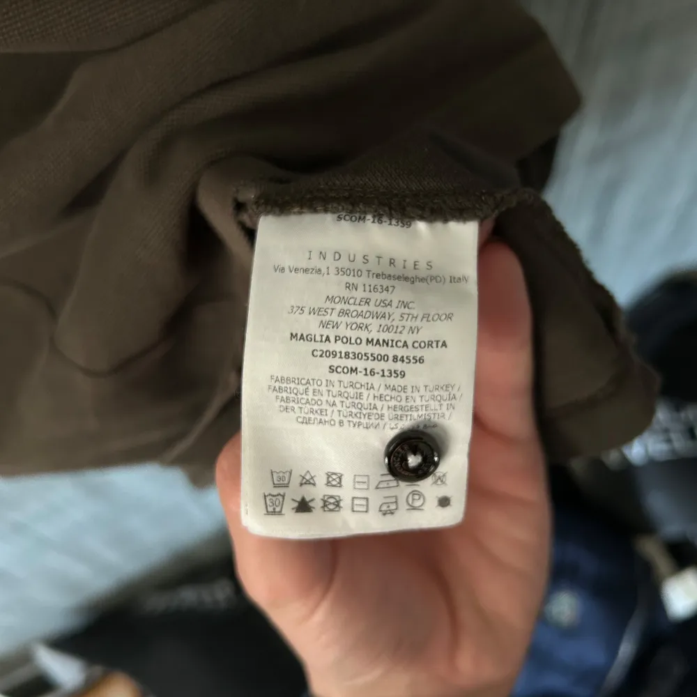 Säljer nu denna moncler piké || perfekt nu inför värmen || skick: 7/10 || inga defekter eller liknande || hör av dig vid frågor eller funderingar! || mvh || . Paidat.