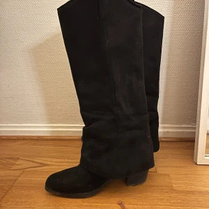 Svarta boots - Snygga svarta stövlar med rund tå och låg klack. Perfekta för en stilren look och passar bra till både kjol och byxor.