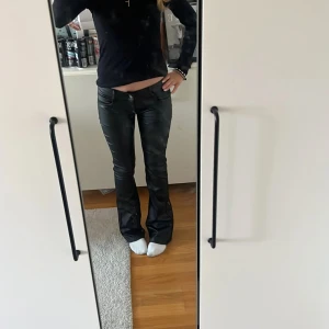 Skinnbyxor  - Så fina skinnbyxor som jag sytt själv till lågmidjat, säljer pga att jag har ett par andra som jag använder mer, står storlek S men passar mig som brukar ha xxs-xs i byxor men stretchiga så passar nog större också!🥰