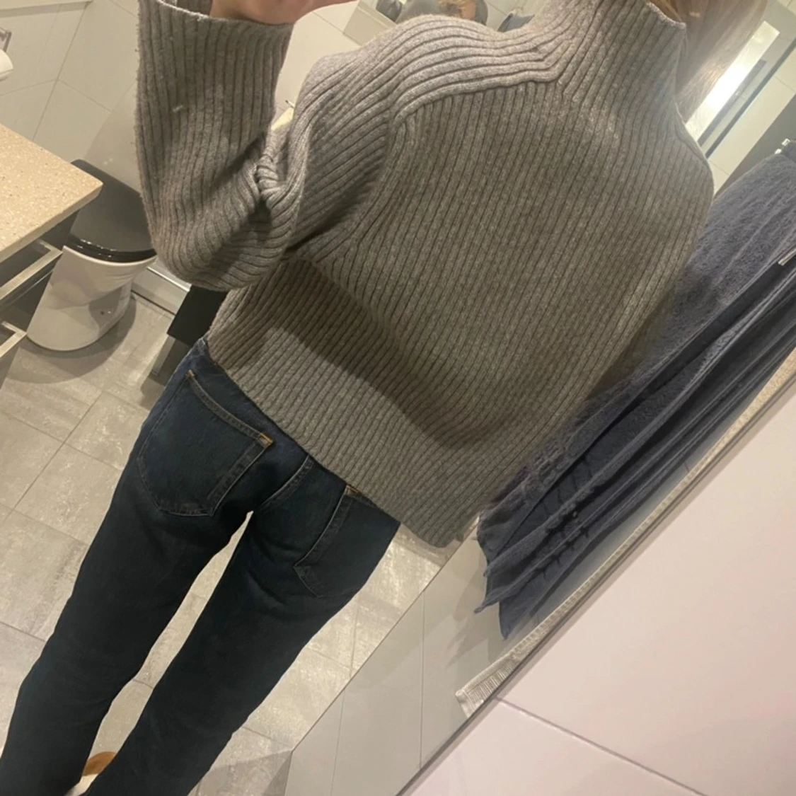 Grå ribbad polotröja - 2