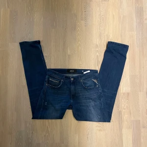 Blåa Replay jeans med slitningar - Säljer dessa feta Replay jeans🔥 9/10 skick, knappt använda. Modell: Anbass. Storlek: W30 L32. Nypris 1799kr, Mitt pris endast 649kr🤝