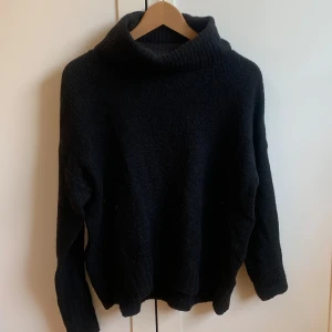 Svart stickad polotröja - svart stickad polotröja med långa ärmar. skriv gärna för mer bilder etc💗