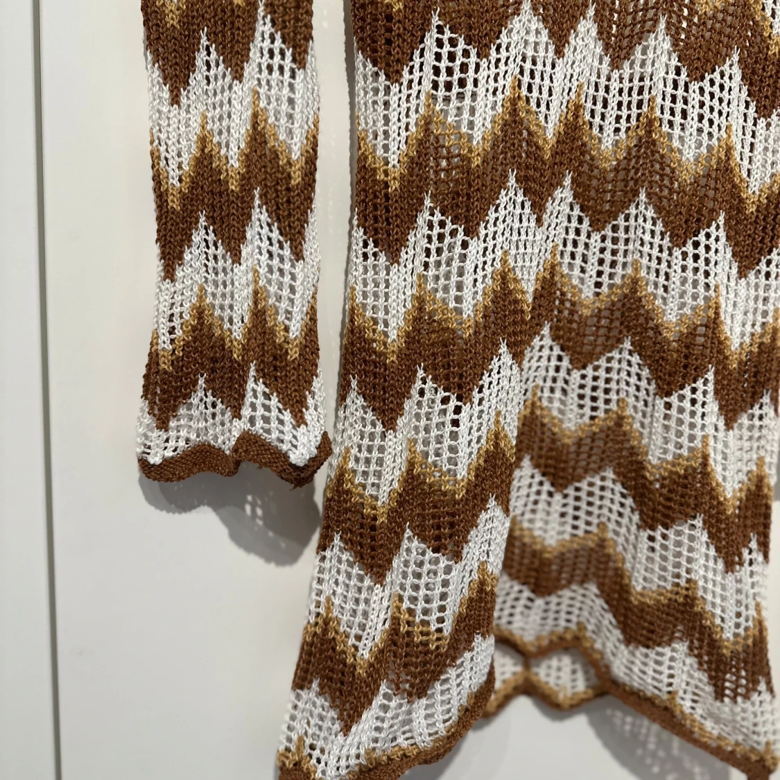 Brun och vit stickad klänning - 1