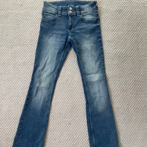 Blå jeans  - Skitsnygga jeans från h&m passar xs.  Använd ca 3 gånger