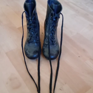 Svarta boots med snörning - Snygga svarta boots med snörning och klack. Perfekta för en stilren look med en rund tå och högre skaft. Passar bra till både jeans och klänning.