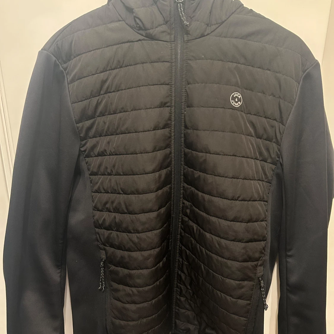 Svart jack and Jones jacka med huva