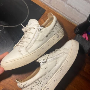 Guiseppi Zanotti skor  - Säljer dessa guisseppi zanotti i världens top skick, köpte dom på Plick och fick hem dom men tyvär var dom för stora för mig; storlek 44-45, skick 9/10 och frakter samma dag eller dagen efter varan är köpt, tveka inte med att fråga nått, vill få sålt dom så fort som möjligt 🙏