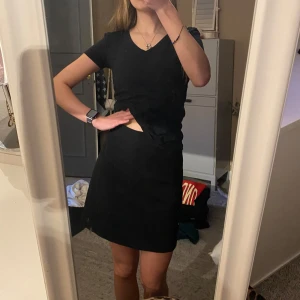 Svart kjol - Snygg svart kjol med hög midja. Säljer för att den inte passar längre🫶🏼