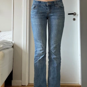 Blå bootcut jeans - Snygga blå bootcut jeans med låg midja, det står ingen lapp med storlek men måtten är 40cm midja(tvärsöver) och 79cm i innerbenslängd💕de är köpta secondhand och har ej någon lapp, men är väldigt lika brandymellville jeansen! De har en pytteliten fläck, syns ej på, men skriv för bild