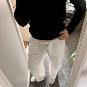 Linnebyxor från Gina Tricot - Vita linnebyxor från Gina Tricot i storlek XS, men skulle säga att det passar S/M. Inga defekter och i fint skick. Jag är 163cm för referens💗. Nypris 560kr, bara att höra av sig för fler bilder!🥰