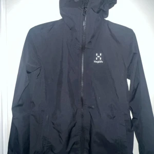 En svart Haglöfs - Här säljer jag mitt Haglöfs den är jättefin och rena men den är lite knäckt bakifrån men man kan inte se det.