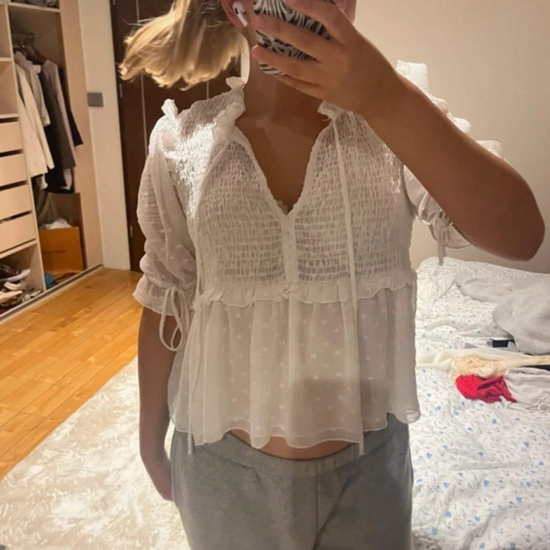 Vit blus med volangdetaljer