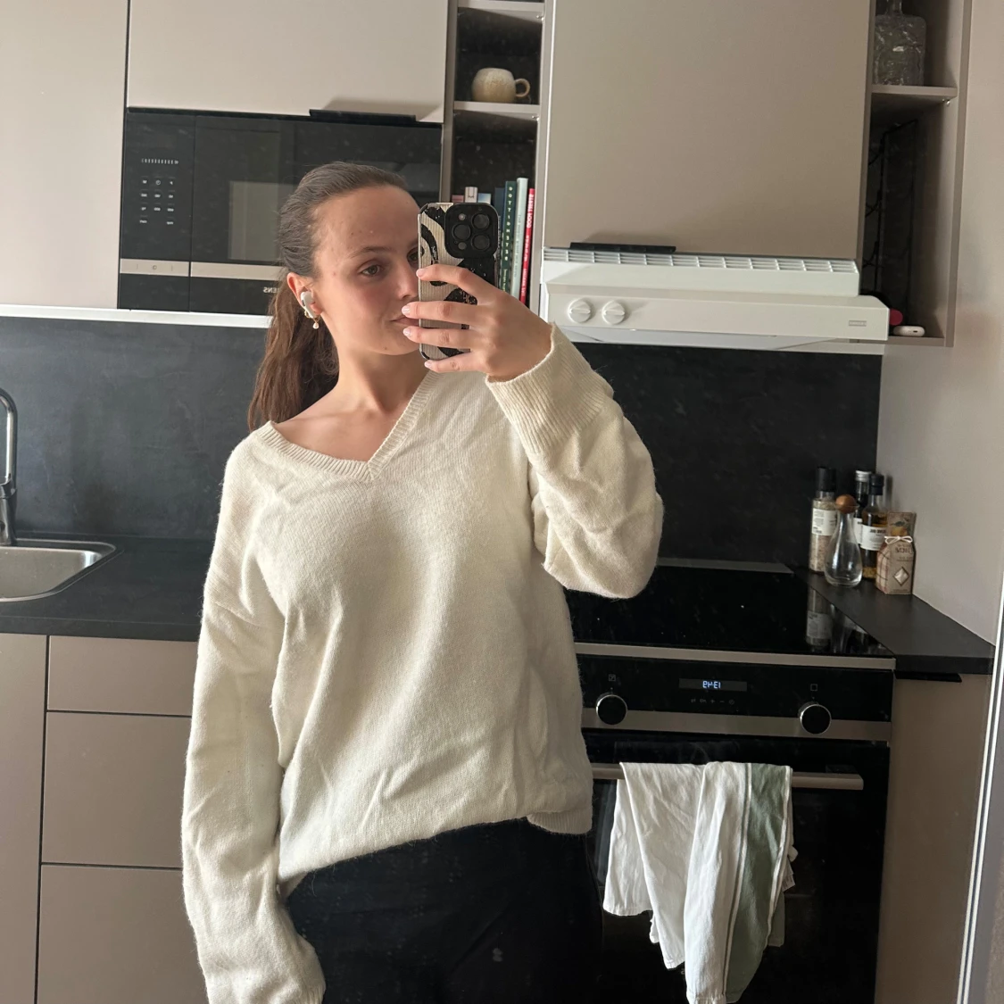 Vit stickad tröja med v-ringning