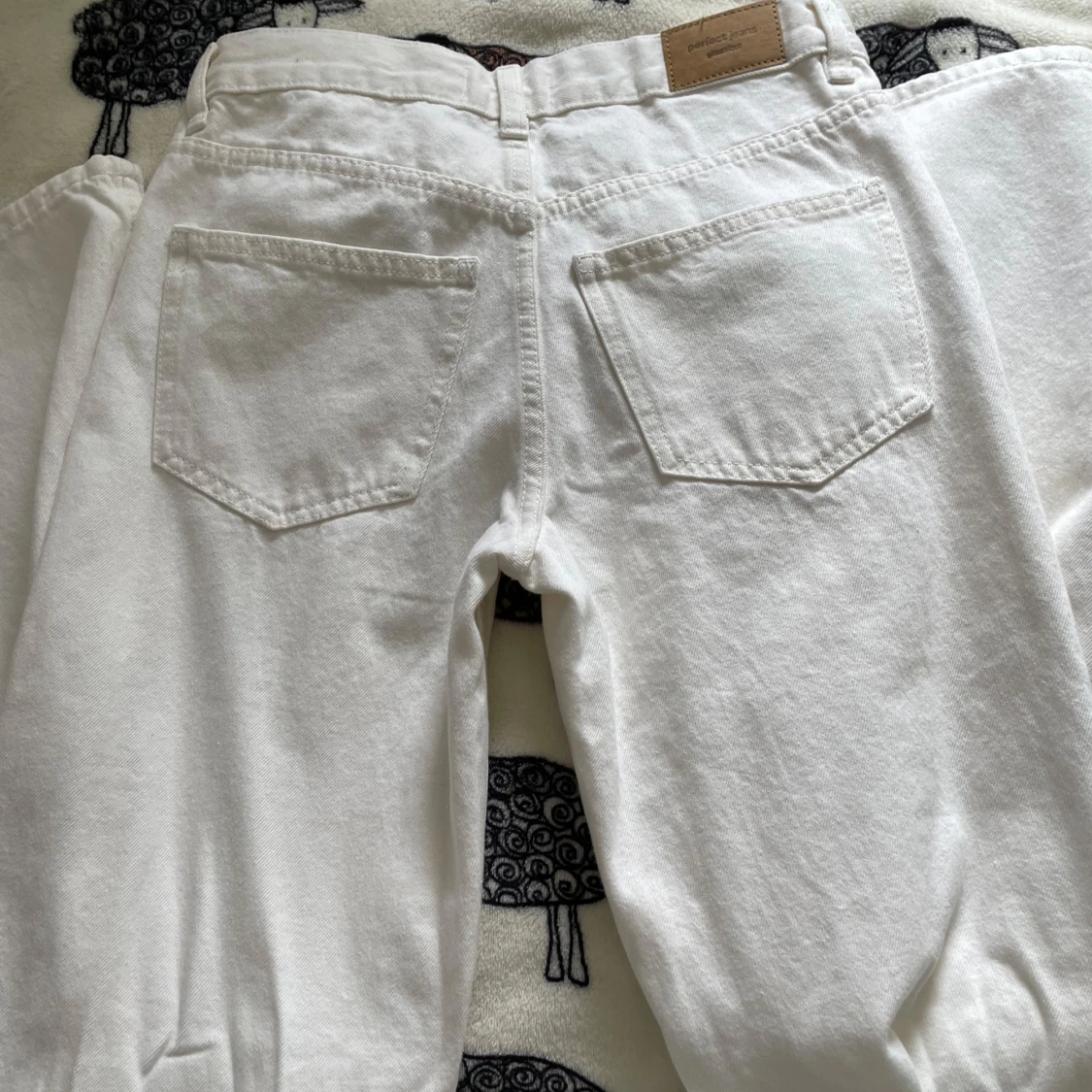 Vita jeans från Gina tricot - 1