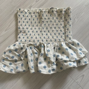 Prickig topp från Zara - Söt prickig topp från Zara går även att använda som kjol!  Perfekt för en somrig look! 🌸