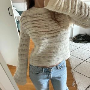 Stickad tröja mango - Stickad tröja från mango. Använd en gång och i nyskick. Nypris 500kr och den är i storlek XS