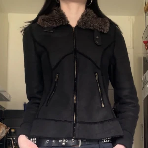 Vintage jacka - En fin jacka köpt secondhand, materialet inuti är fleece och funkar perfekt till kalla vårdagar ☺️skriv privat om du vill ha fler bilder och använd gärna köp nu ☺️💕