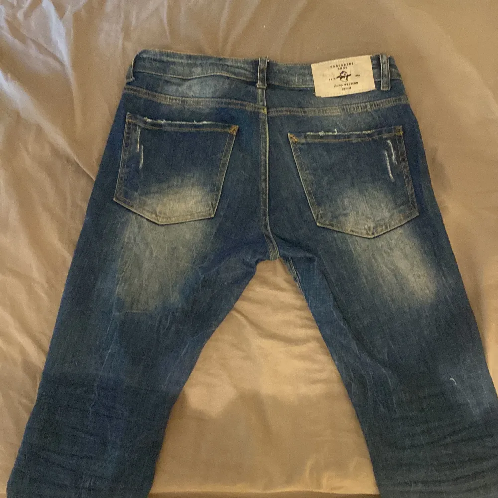 Dsquared2 jeans använda 1 gång. Blivit för små tyvärr. Storlek 44 (S) Passar en person som är cirka 1.75-1.78cm lång. Farkut & Housut.
