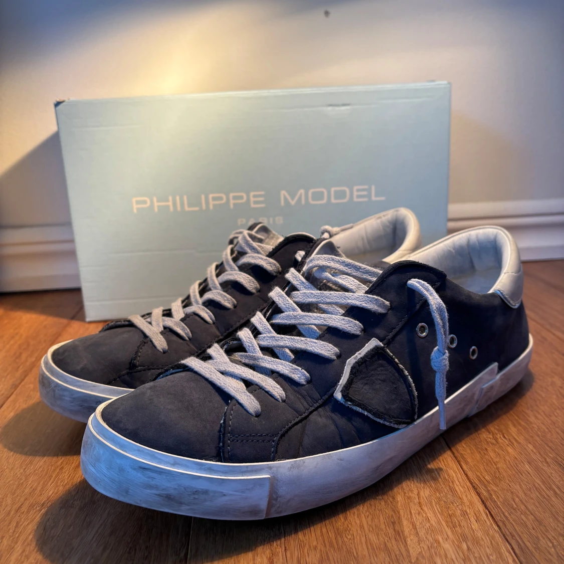 Mörkblåa sneakers från Philippe Model