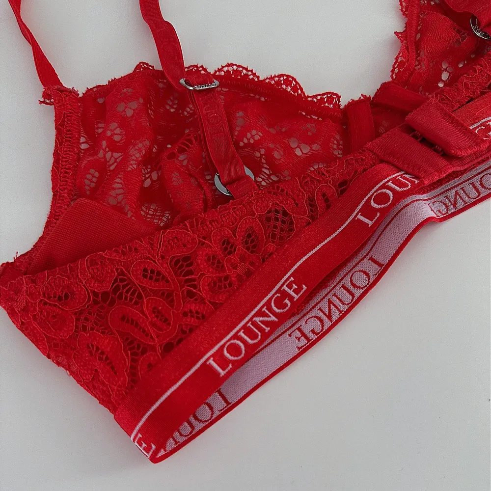 En röd spets bh från Lounge Underwear i storlek 70C, använd 2 gånger så i mycket bra skick! FÖRST TILL KVARN!❤️(BUNDLERABATT VID KÖP AV FLER ARTIKLAR!). Muu.