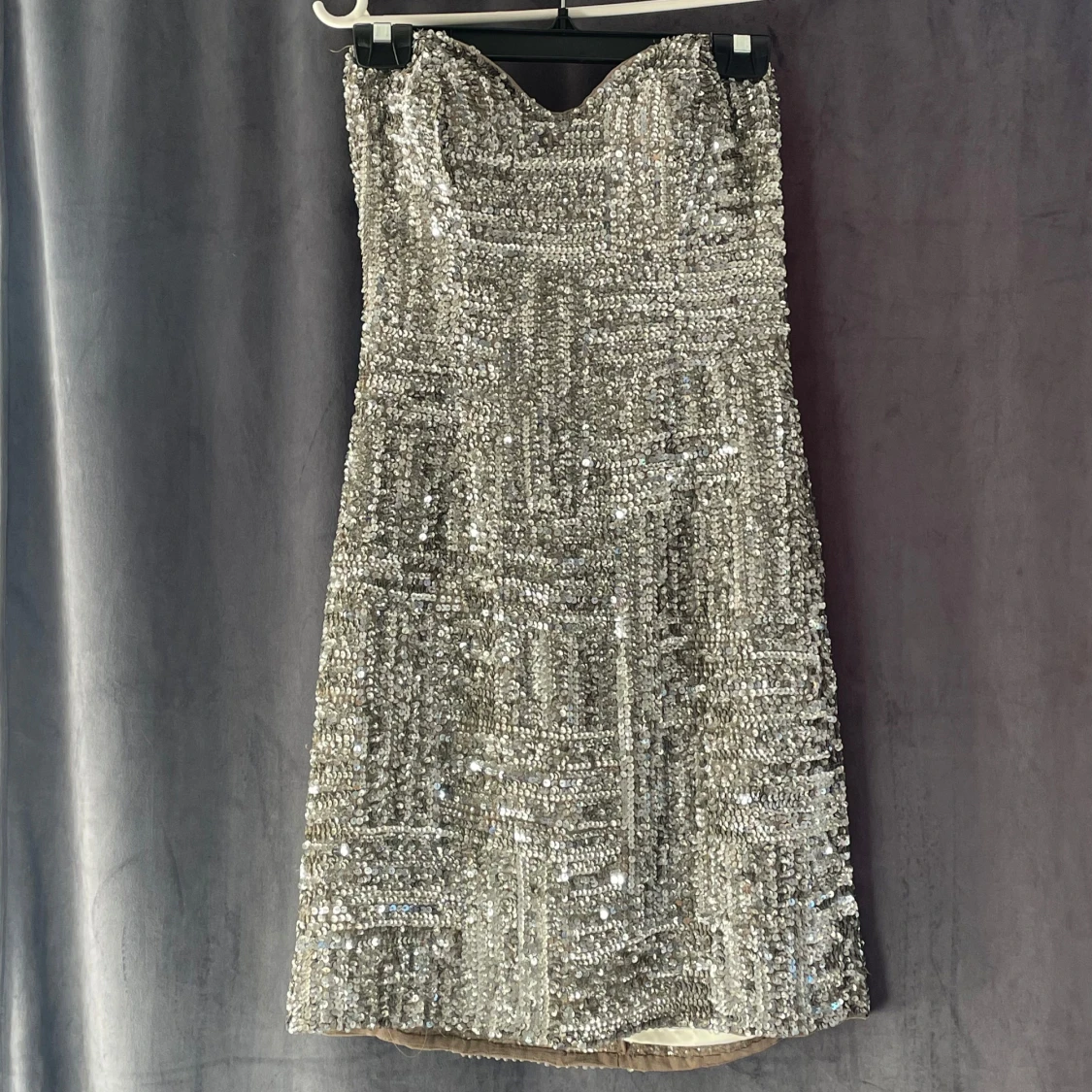 Glittrig axelbandslös klänning