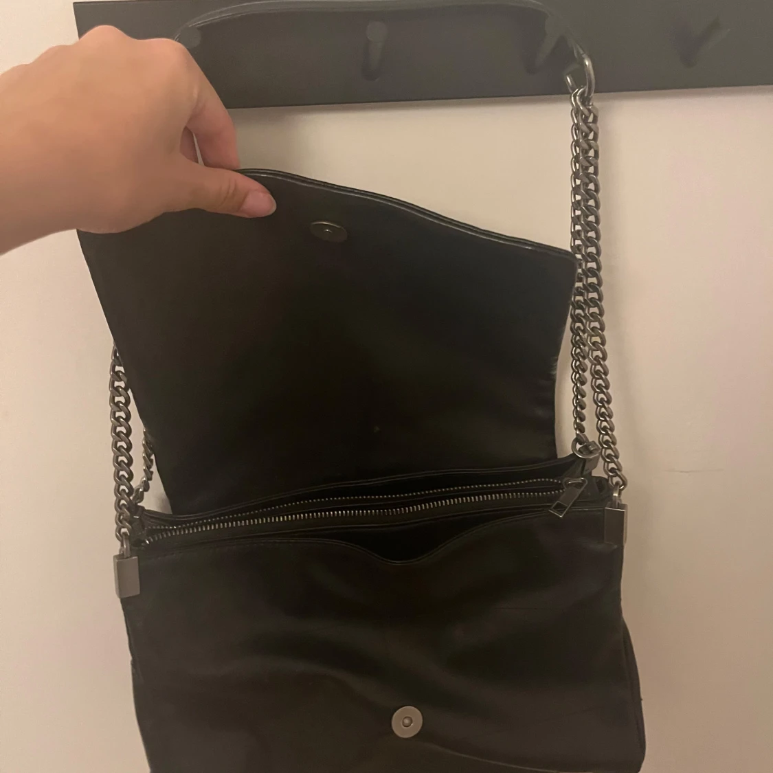 Svart axelväska med kedjerem - 2