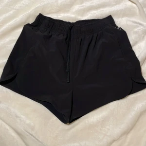 Svarta shorts - Ett par svarta shorts från HM Move. Jag använde de som träningsshorts, använda 1-2 gånger. Inga undershorts.