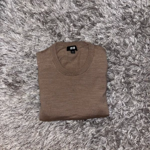 Beige merinoullströja från Uniqlo - Säljer en stilren beige tröja från Uniqlo. Den är perfekt för alla högtider. Den är slim fit passform, använt endast några gånger. Har ett litet håll på ryggen. 💯💯
