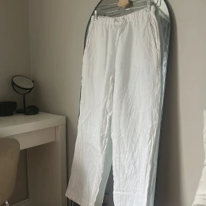 Vita linnebyxor  - Säljer mina skitsnygga linnebyxor från Cubus som inte kommer till användning. Köptes förra sommaren och jag inte använts. Storlek S💕 vid frågor hör av dig!💕