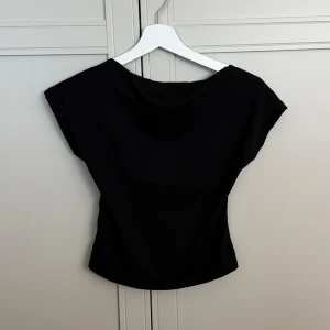 Topp med öppen rygg  - Så fin topp i storlek S som är öppen i ryggen. Endast använd 1 gång. Kan tyvärr inte skicka bild med hur den sitter på då den inte passar mig💗