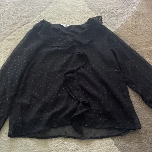 Glittrig blus - Säljer min glittriga blus från SAMSA YOUNG. Blusen är lite genomskynlug i armarna och knappt använd. 
