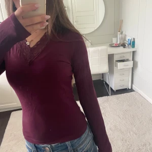 Vinröd långärmad med spets - Vinröd långärmad med spets från Gina tricot. Nytt skick. Aldrig använd. Stl 158/164