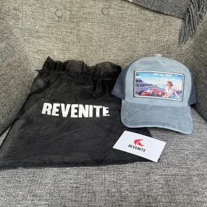 Revenite velvet keps  - säljer en helt oanvänd velvet keps från revenite. Den är limited edition så finns få antal i perfekt skick som den här! Pris kan diskuteras vill hälsa få iväg den så fort som möjligt! Skriv vid minsta fråga!!