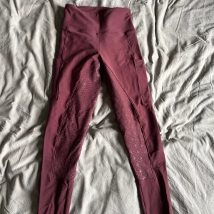 Röda ridleggings - Köpa på zac zess för något år sedan, nästan aldirg använd och ingen skoning har ”ramlat av”. Tror inte denna färgen finns på hemsidan längre. Ordinarie pris 900kr  