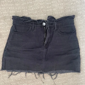 Svart jeanskjol💋 - Svart jeanskjol från hm i storlek 34💋