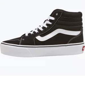 Svarta Vans  - Säljer mina svart Vans använda tre gånger! Dem ser ut som nya, tryck inte på köp nu för jag säljer ngn annan stans! Skriv privat om du har ngr frågor❤️