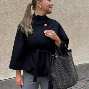 Missay poncho Navy  - Jättefin mörkblå missay poncho säljes! Den är endast använd 1 gång och helt i nyskick. Går även att byta mot samma jacka fast i svart eller beige