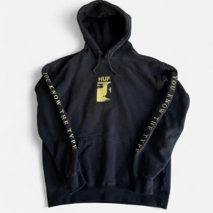 Svart HUF hoodie med tryck - Svart HUF hoodie med gula detaljer. Medium med inga tecken av slitage, dm för frågor!
