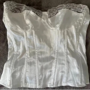 Korsett topp - Supersnygg korsett topp från Pretty Little thing💕💕