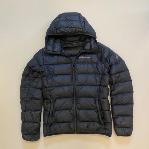 Svart peak performance jacka S - Svart Peak Performance dunjacka //  Storlek S //  Mycket bra skick endast två väldigt små slitningar som syns på bilderna och den av dragkedjorna i en ficka funkar ej //  Skriv vid minsta fråga eller fundering💯🤝